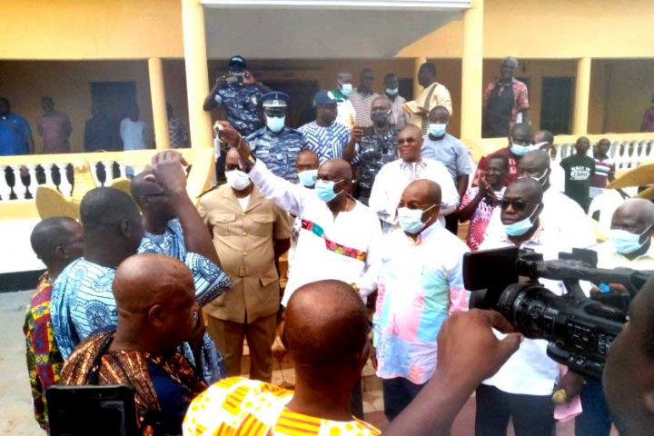 Alassane Ouattara fait don d’un véhicule au nouveau roi du Djuablin