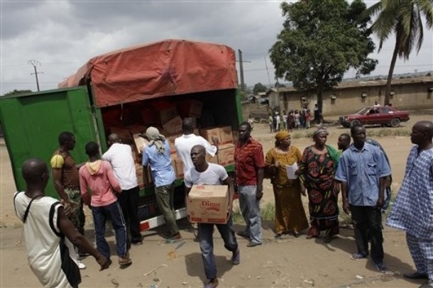 Appui aux déplacés internes de Yopougon - La Première Dame offre 10 millions FCfa en vivres et non vivres