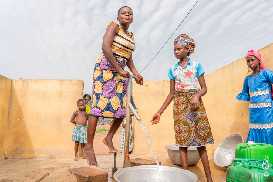 Accès à l'eau potable : la Coordination générale du Psgouv s'assure du fonctionnement effectif de la Pompe à Motricité humaine de Notadouo (Bouna)