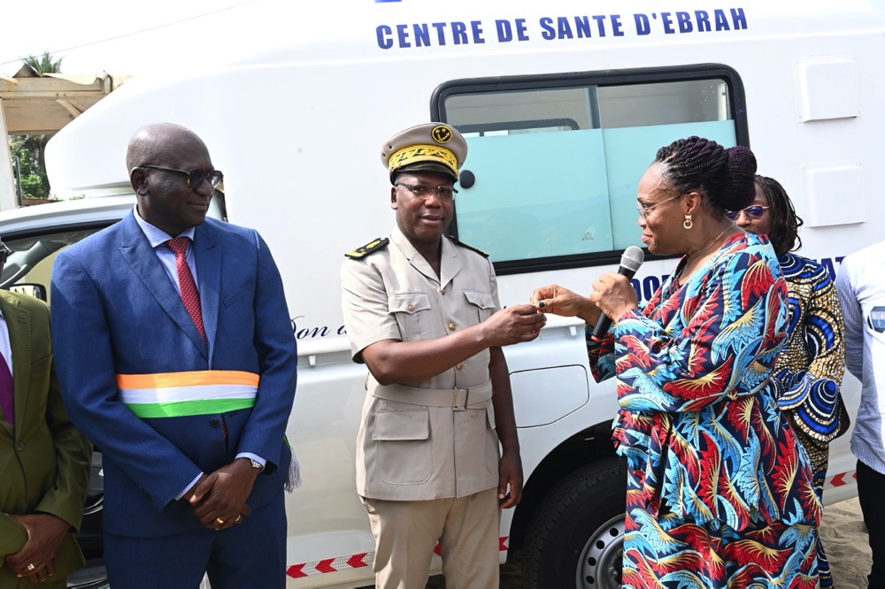 Accès aux soins d’urgence: Dominique Ouattara offre une ambulance à la population d’Ebrah