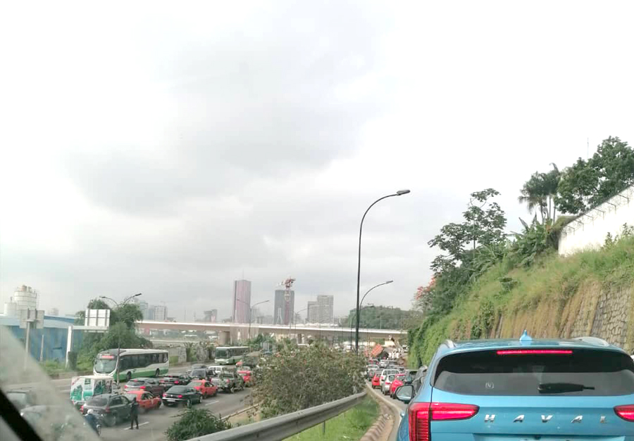 Accident: un camion de l’entreprise en charge du chantier du pont Cocody-Plateau se renverse et bloque l’accès au Plateau