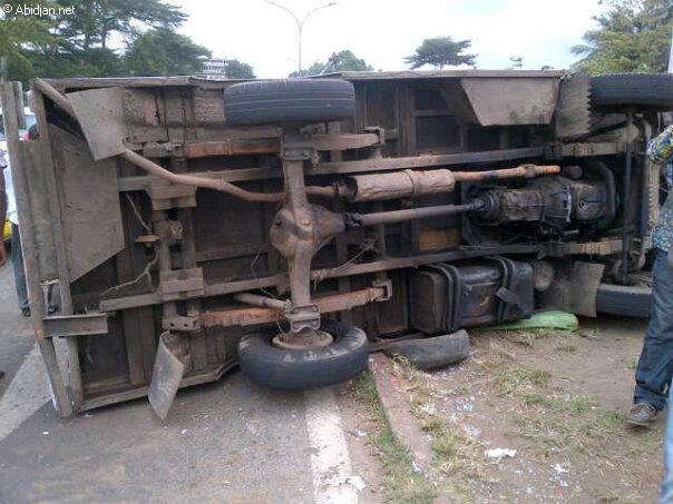 Côte d’Ivoire : collision entre autobus au nord d’Abidjan, 19 morts