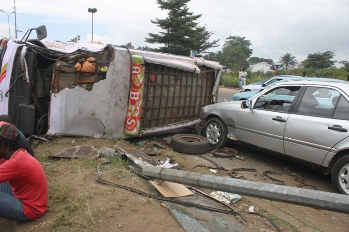 Cocody/ Carrefour «La Vie» : Un Gbaka défonce une Mercedes