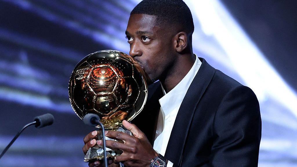 Ousmane Dembélé remporte le Ballon d'Or les larmes aux yeux
