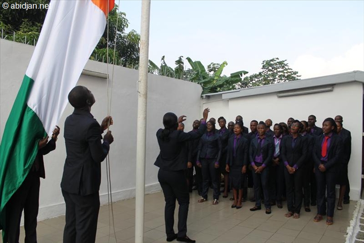 Promotion du salut aux couleurs Gecos Formation pour le respect du drapeau national