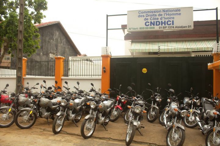 Droits  de l’homme:  La CNDHCI équipe  ses commissions régionales  en motos
