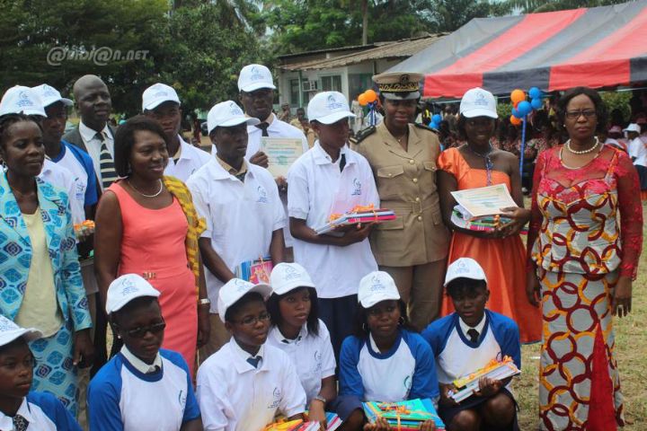 Marraine de la Journée d’Excellence du Lycée moderne 2 de Grand- Bassam,  Mme Ezouehu Paulette Badjo, pdte CNDHCI aux élèves primés : ‘’ Persévérez dans l’excellence ’’