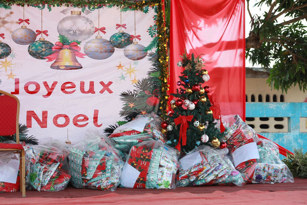 Joyeuses Fêtes De Fin D'année Enfant Fille Avec Cadeau De Noël