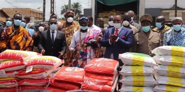 Lutte contre le coronavirus: Le Premier ministre offre des vivres et non vivres aux populations du Sud-Comoé