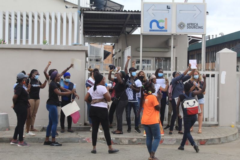 Affaire apologie du viol: manifestation féministe devant le siège de NCI à Abidjan