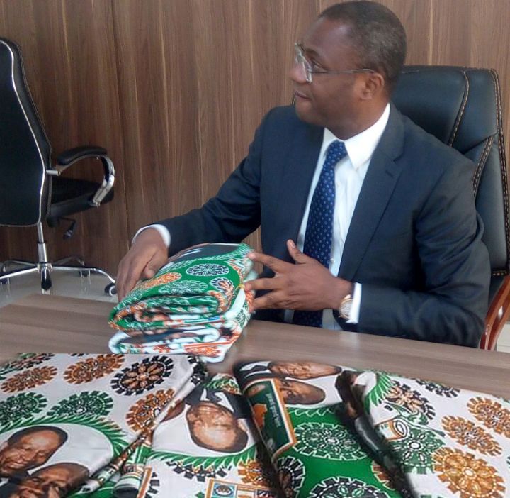 Congrès RHDP : le Ministre Sidi Touré offre 300 pagnes aux militants de Béoumi