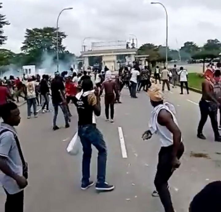 Campus de Cocody: des affrontements entre des étudiants se réclamant de la Fesci et des individus ont fait des blessés