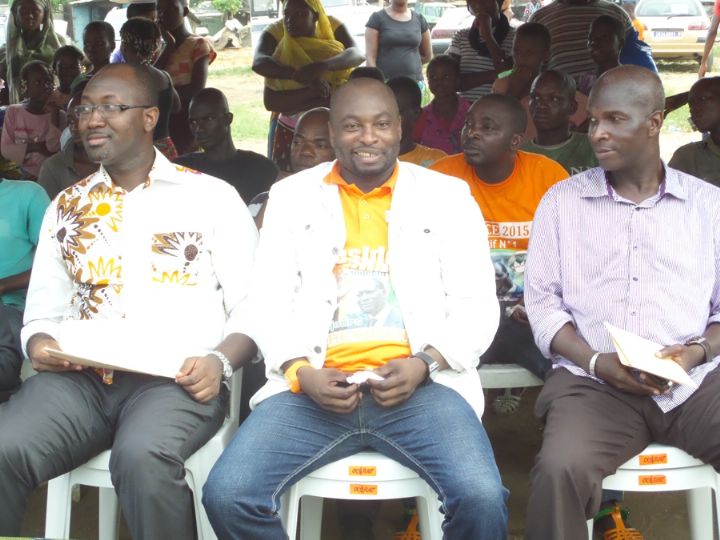 Un collectif de jeunes du RHDP fait don de vivres aux déplacés de Bouna