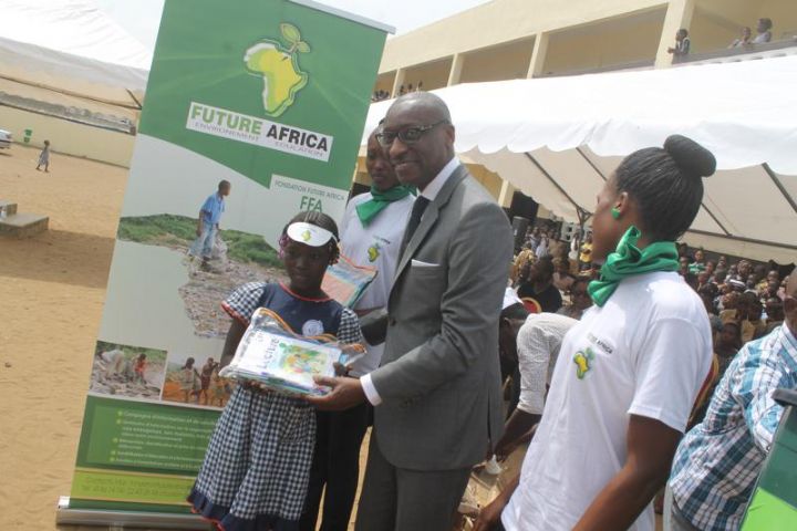 Education nationale : la Fondation Future Africa offre des kits scolaires et des tablettes Qelasy au groupe scolaire Akouédo