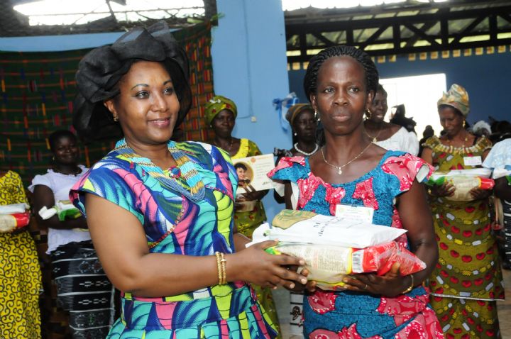 Journée d’hommage et de partage : Plus de 300 femmes du Moronou célébrées par Mmes Bédié et Ahoua N’Doli