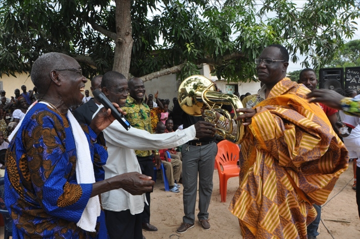 Activités de fin d’année dans le Moronou : le Ministre Ahoua N’Doli comble les jeunes, les chefs et les fonctionnaires
