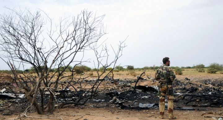 Crash au Mali: les boîtes noires en route pour la France, qui se met en deuil