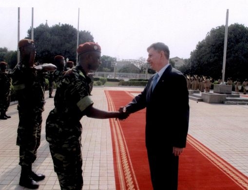 Communiqué de presse : L’Ambassade de Suisse finance la réhabilitation de l’atelier mécanique de l’Ecole Militaire Préparatoire Technique à Bingerville