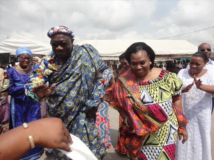 Le maire François Amichia communie avec les commerçants du marché de Belleville (Treichville)