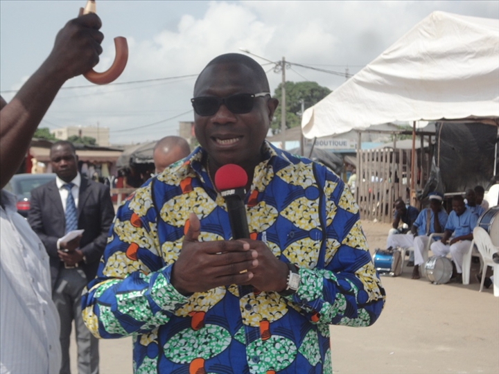 Treichville / Problématique des pneus usagés : le Maire François A. Amichia et le Dg de l’Anasur pour la création d’un comité quadripartite