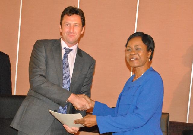 La Grande-Bretagne annule 25 milliards de la dette ivoirienne.