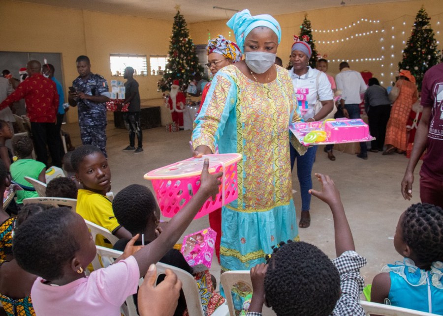 Arbre de Noël dans la Bagoué : plus de 4000 enfants disent merci à « Papa Bruno Koné »