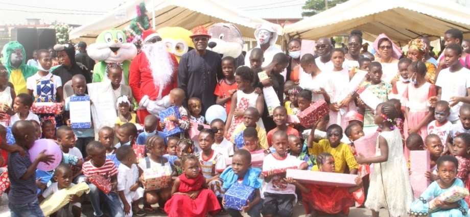 Arbre de Noël: le maire de Yopougon cadeaute plus de 8000 enfants