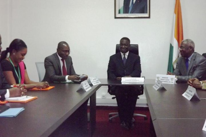 Primature / Méité Sindou (SNRC) offre du matériel informatique à l’Inspection générale d’Etat