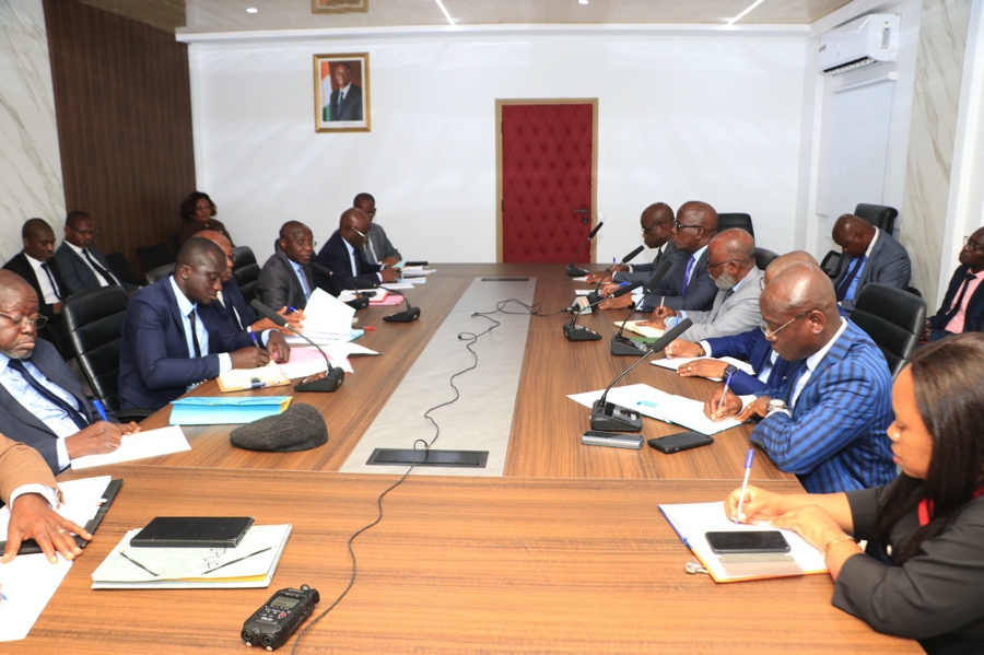 Assainissement de la ville d’Abidjan : les ministres Jacques Assahoré Konan et Bouaké Fofana engagent la lutte contre la pollution olfactive de la lagune Ébrié