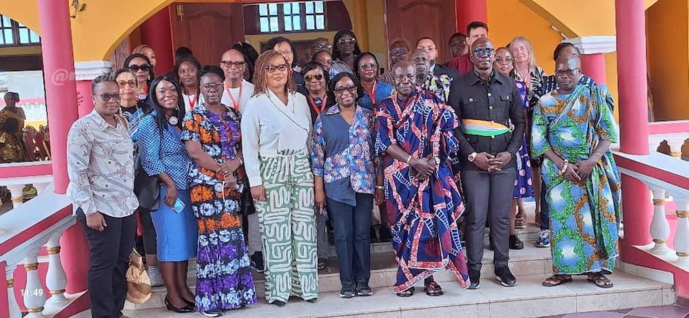 Assemblées Annuelles de la BAD 2025 : des conjoints des gouverneurs, directeurs exécutifs et membres du personnel de l’institution en immersion culturelle et solidaire à Grand-Bassam