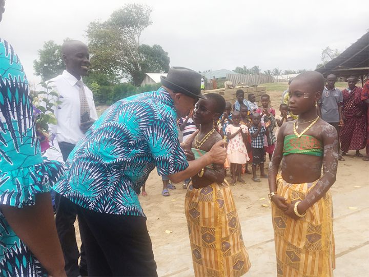 Assinie: Le village de  Man-Man reçoit une délégation du candidat aux prochaines municipales Pierre Magne