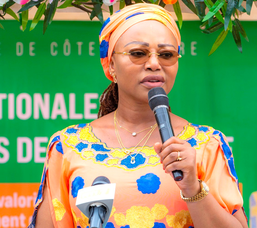 Assises nationales des Femmes de Côte d'Ivoire (ANAFCI) : la ministre Nassénéba Touré échange avec les femmes du district autonome des Lacs