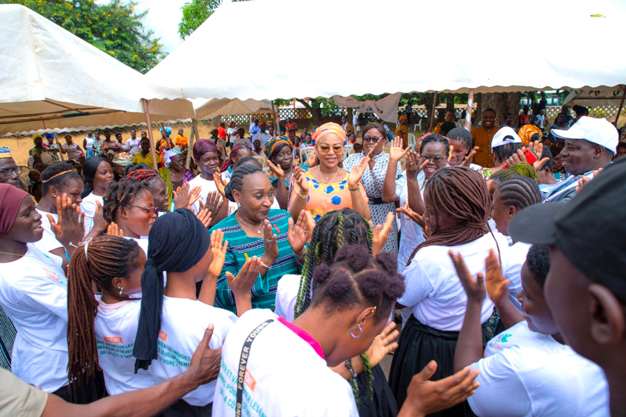 Assises nationales des Femmes de Côte d'Ivoire (ANAFCI) : la ministre Nassénéba Touré échange avec les femmes du district autonome des Lacs