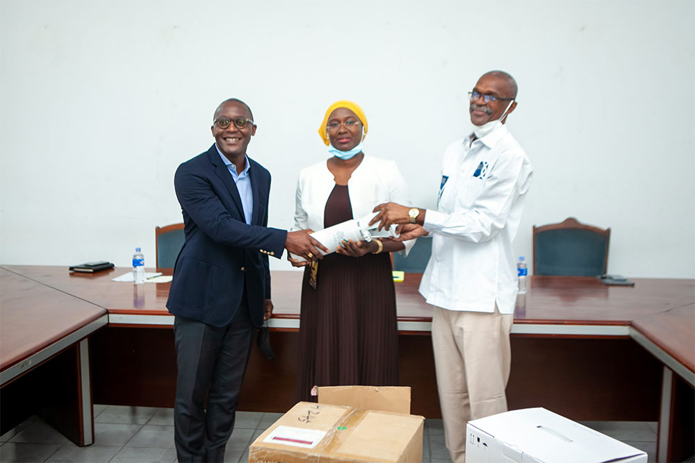 Atlantique Finance fait un don de matériel médical au service de Pneumo-Phtisiologie du CHU de Treichville
