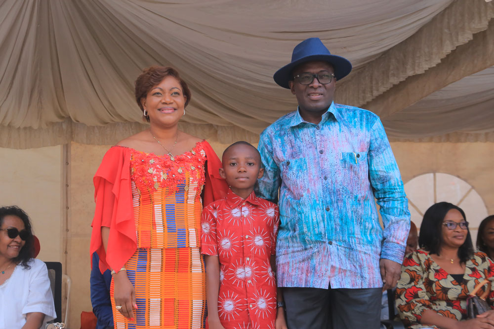 Côte d'Ivoire : Arbre de Noël / le ministre Vagondo distribue 1000 cadeaux  aux enfants de Man - Abidjan.net News