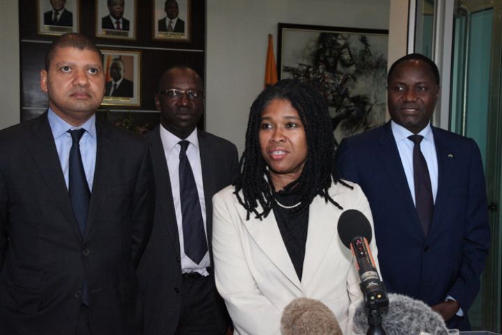 Le Premier Ministre Daniel Kablan Duncan échange avec Mme Cassandra ...