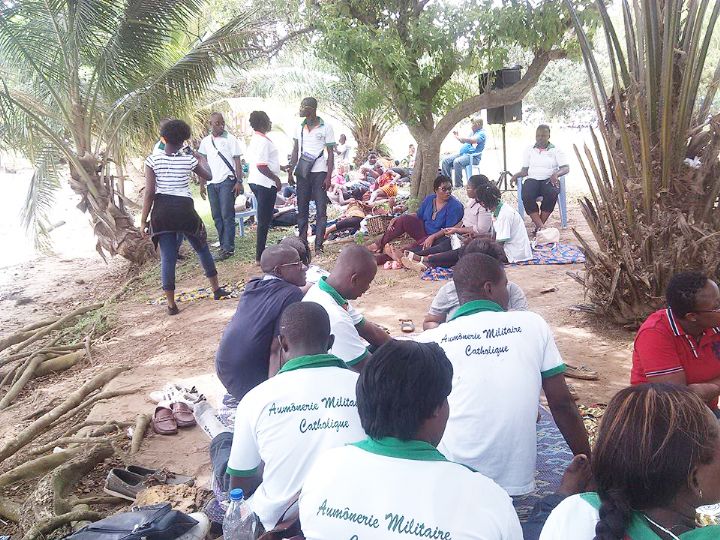 Les hommes en armes se rapprochent de Dieu