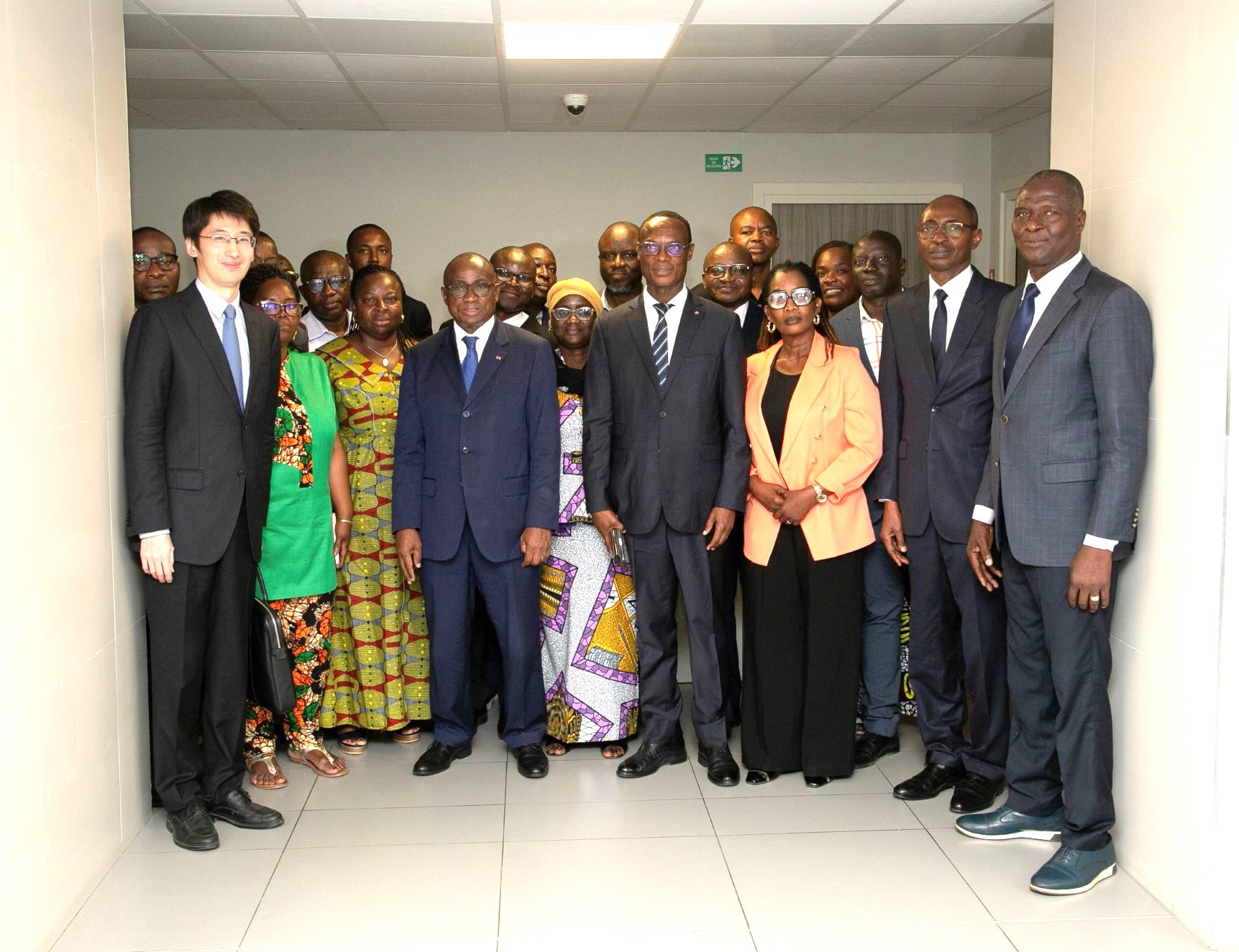 Avant l'ouverture des sept établissements de formation professionnelle (projet AVIC) : 16 gestionnaires d'établissements partent en formation d'un mois en Chine