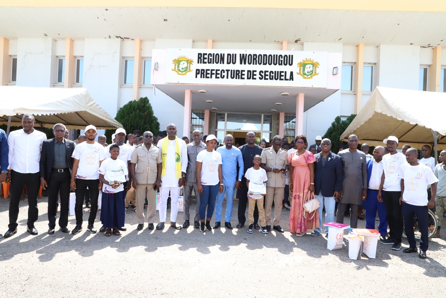Awards de l'Excellence dans le Worodougou: le Ministre Bouaké Fofana offre des Ordinateurs et 1 Bourse d' Etudes Supérieures aux meilleurs élèves