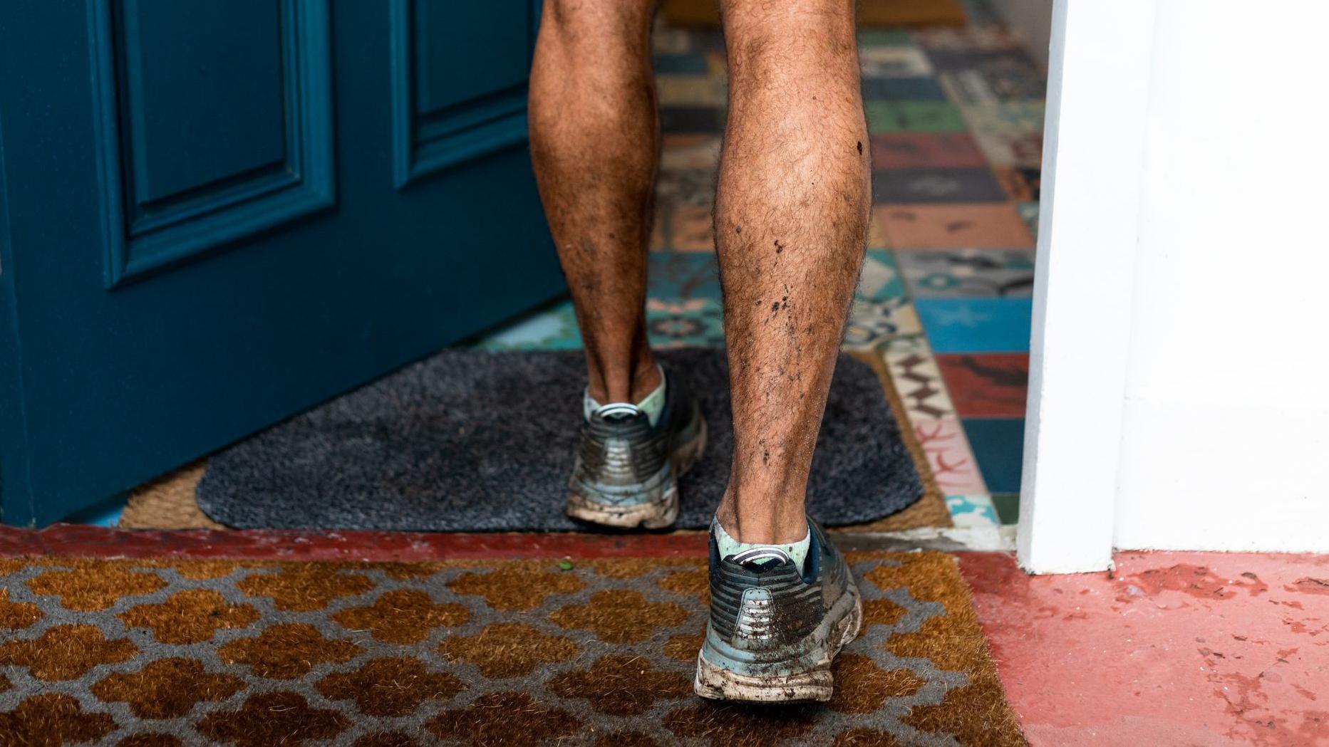 Comment la simple habitude de retirer vos chaussures en entrant chez vous peut contribuer à votre bonne santé