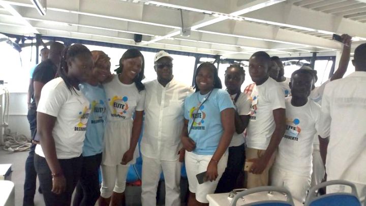 La jeunesse estudiantine du Plateau s’imprègne de l’étendue de la baie lagunaire d’Abidjan