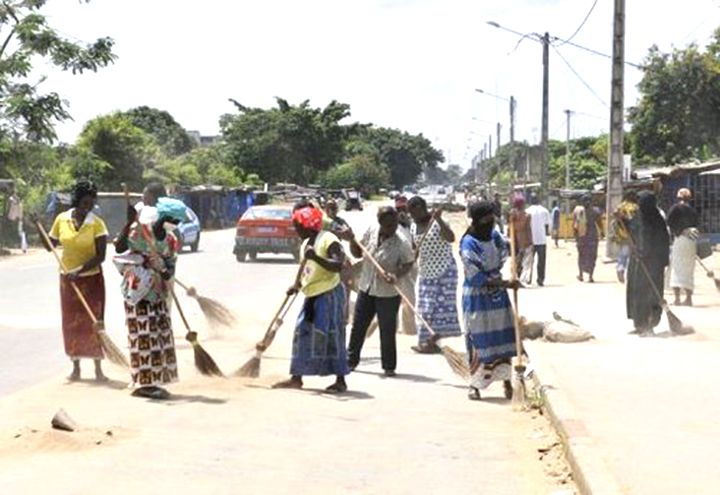 Côte d’Ivoire: les femmes balayeuses d’Abidjan manifestent