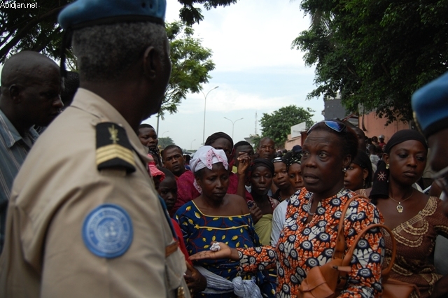 Privées de leurs salaires depuis 7 mois / Les balayeuses paralysent la circulation sur le boulevard VGE : Shérif Ousmane en pompier