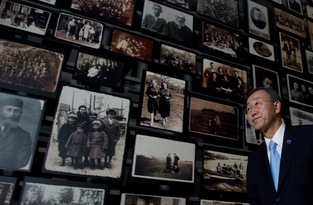Ban évoque Libye et Côte d`Ivoire en visitant un musée de l`Holocauste