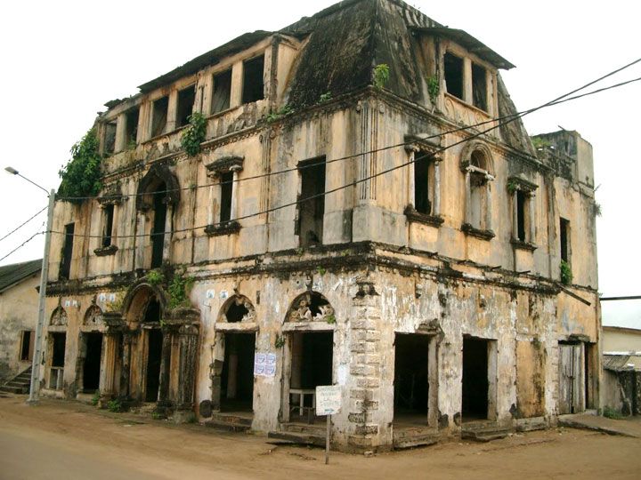 Un après son classement au patrimoine mondial de l’UNESCO, le gouvernement lance les travaux de réhabilitation de la ville historique de Grand-Bassam