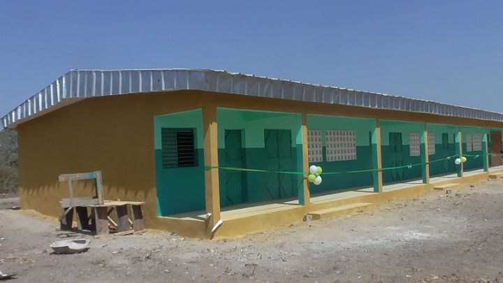 Une coopérative offre un bâtiment de trois classes au collège municipal de Séguélon