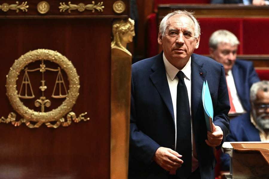 Bayrou a remis sa démission, Macron veut nommer très vite son successeur