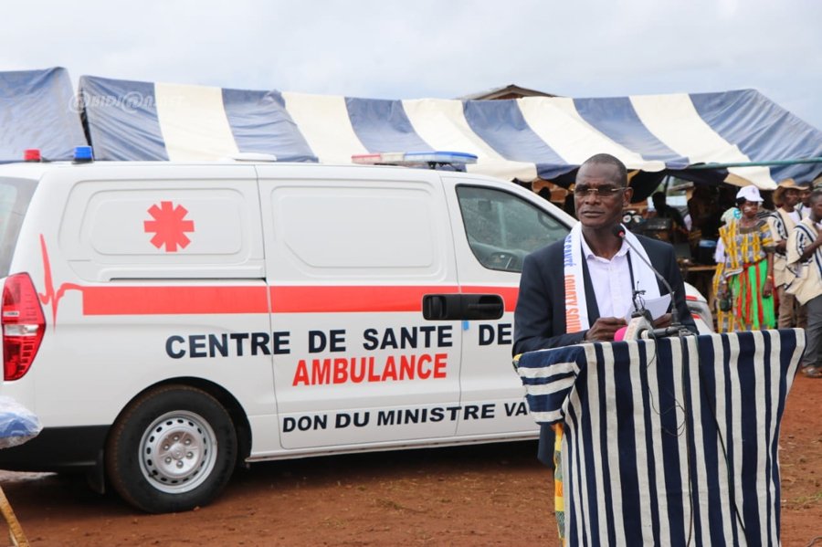 Biankouma: le Ministre Vagondo Diomandé offre une ambulance à la population de Dingouin