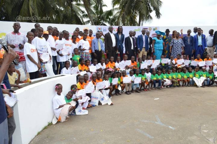 Le mois du livre à Jacqueville: Le bibliobus de la fondation Children of Africa fait des heureux