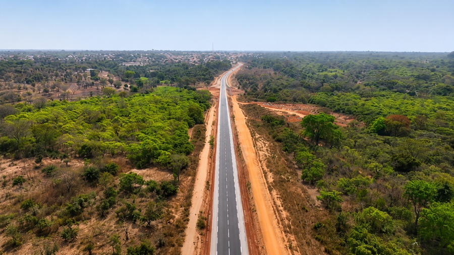 Bitumage de l’axe Niéméné-Foumbolo : quand ce projet structurant concilie développement économique et progrès social dans la région du Hambol
